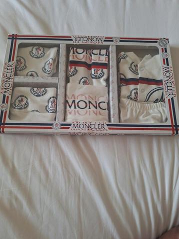 Baby kleding MONCLER New born baby
AANBIEDING!!
  beschikbaar voor biedingen