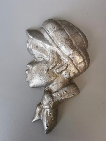 Mid century aluminium hoofdje wandobject jongen met pet beschikbaar voor biedingen