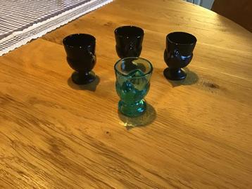 4 Glazen Vintage Eierdopjes, 3 X Zwart en 1X Groen beschikbaar voor biedingen