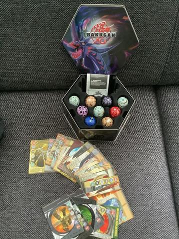 Bakugan blik met 9 bakugan figuren bakugans en veel kaarten beschikbaar voor biedingen