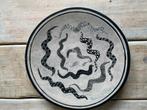 Zwart grijs decoratief keramiek bord slangen. Handgemaakt., Ophalen