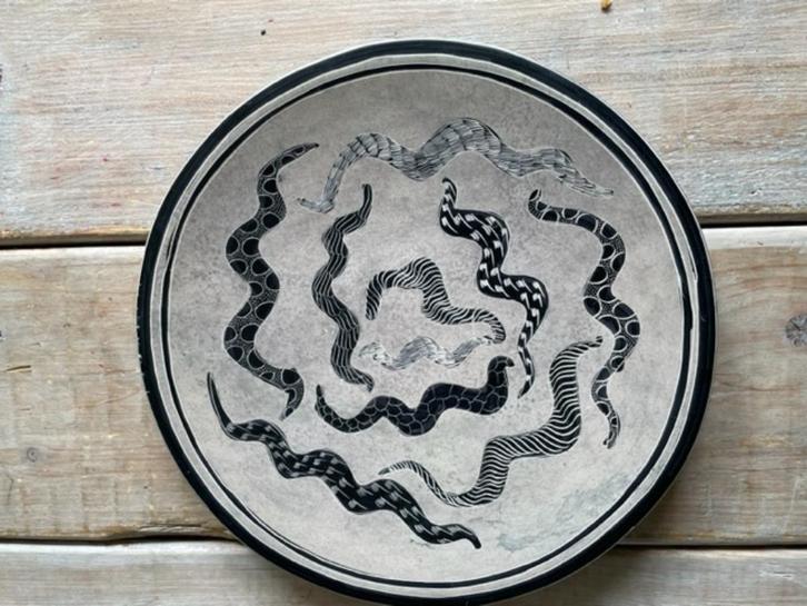 Zwart grijs decoratief keramiek bord slangen. Handgemaakt., Antiek en Kunst, Kunst | Overige Kunst, Ophalen
