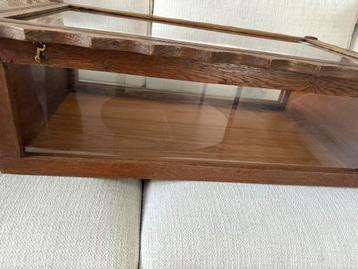 Vintage Vitrinekasje beschikbaar voor biedingen