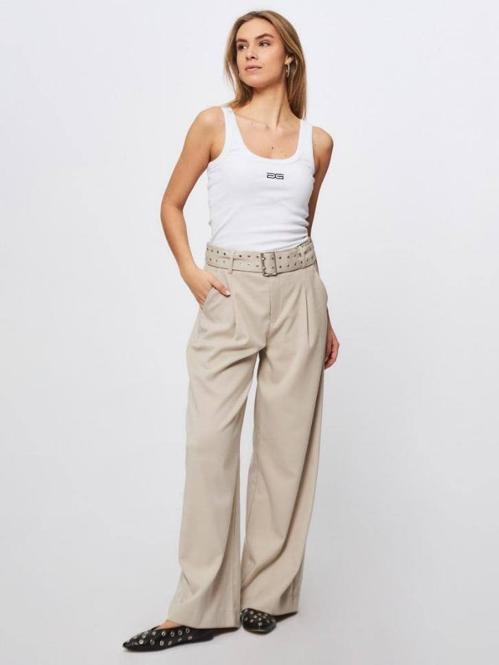 Z.G.A.N! Gestuz Editha broek met riem en plooien zand 36, Kleding | Dames, Broeken en Pantalons, Zo goed als nieuw, Maat 36 (S)