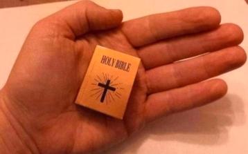 Mini Bijbel voor in bijv. een poppenhuis.  beschikbaar voor biedingen