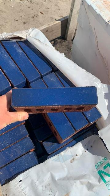 Metselstenen blauw geglazuurd beschikbaar voor biedingen