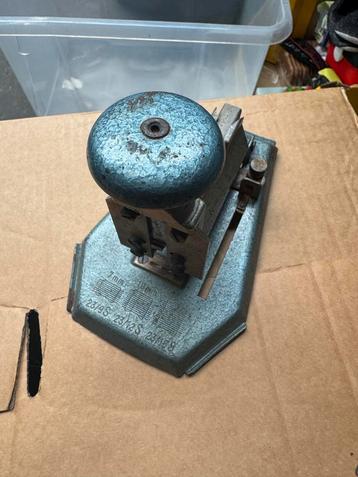 Ouderwetse Nietmachine - Collector's Item beschikbaar voor biedingen