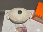 Nieuwe Le Creuset Ovale braadpan 25 cm Meringue in de doos, Gietijzer, Nieuw, Ophalen of Verzenden, Keramische plaat