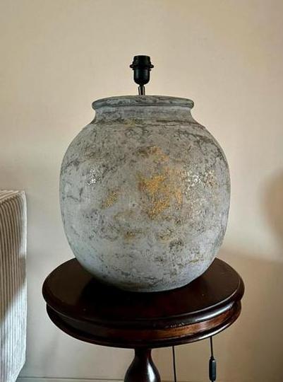 Robuuste tafellamp steengrijs, Huis en Inrichting, Lampen | Tafellampen, Zo goed als nieuw, Minder dan 50 cm, Overige materialen