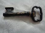 bronze kurken trekker in sleutel vorm met druivenranken, Antiek en Kunst, Antiek | Koper en Brons, Ophalen of Verzenden, Brons