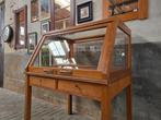 Museum Vitrinekast Eiken Hout | Grote Vintage Vitrine Kast 2, Gebruikt, 100 tot 150 cm, Met klep(pen), Vintage Retro Antiek Landelijk