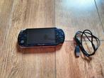 PSP 2004 Black | Zwart met Batterij + Oplaadkabel, Spelcomputers en Games, Spelcomputers | Sony PSP, Ophalen of Verzenden, Zo goed als nieuw