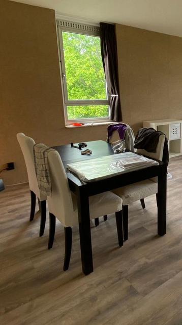 Eetkamertafel (uitschuifbaar) en 4 witte stoelen. beschikbaar voor biedingen