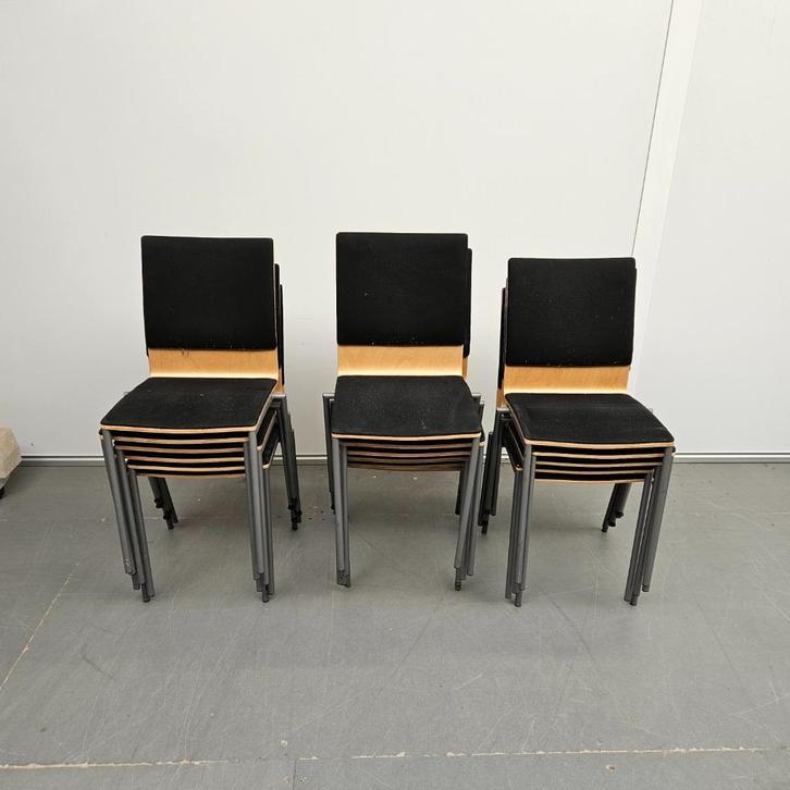 PARTIJ VAN 17 HOUTEN STERKE STAPELSTOELEN MET STOFFERING, Huis en Inrichting, Stoelen, Gebruikt, Vijf, Zes of meer stoelen, Hout