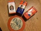 3 blikjes en een houten bord Koninklijk huis, Verzamelen, Ophalen, Gebruikt