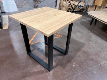 Eiken bartafel 100x100cm beschikbaar voor biedingen