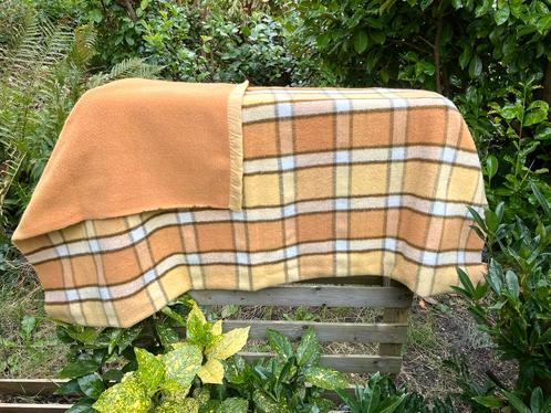 Vintage Deken van 2.00 meter bij 1.50 meter 🎃💛, Huis en Inrichting, Woonaccessoires | Plaids en Woondekens, Zo goed als nieuw