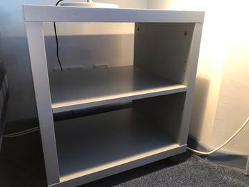 Handig kastje met wieltjes beschikbaar voor biedingen