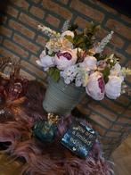 Porseleinen vaas met kunstbloemen, Huis en Inrichting, Kamerplanten, Overige soorten, In pot, Minder dan 100 cm, Bloeiende kamerplant