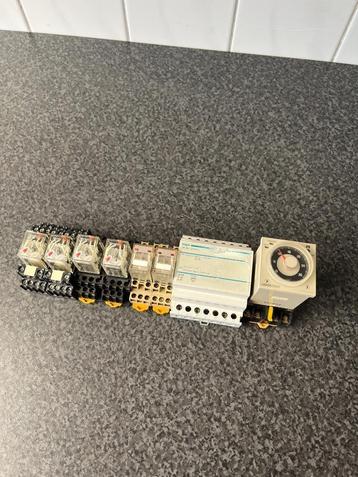 Omron H3CR timer , Hager voeding en Omron relais .  beschikbaar voor biedingen