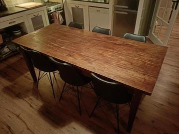 Houten eettafel met 6 zwarte stoelen beschikbaar voor biedingen