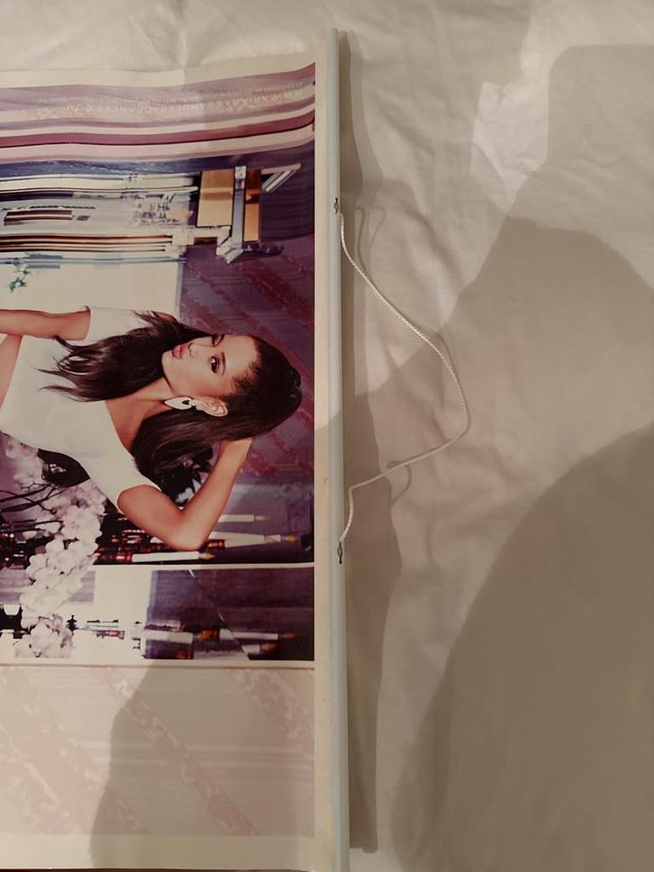 Ariana Grande 'Ari' Parfum Poster met Touwtje, Verzamelen, Posters, Zo goed als nieuw, Muziek, A1 t/m A3, Rechthoekig Staand, Ophalen of Verzenden