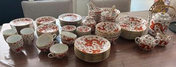 Compleet servies met rode Chinese draak en gouden rand