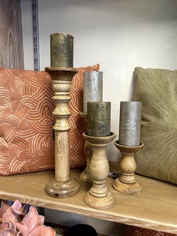 Set houten kandelaren beschikbaar voor biedingen