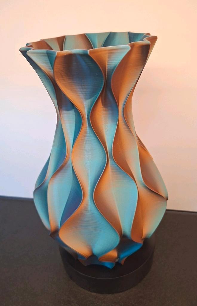 Wavy Vase - 25cm - Mulitcolor, Huis en Inrichting, Woonaccessoires | Vazen, Nieuw, Overige kleuren, Minder dan 50 cm, Kunststof