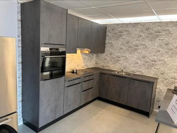 Showroomkeuken  9. betonlook.  274 cm bij 213 cm beschikbaar voor biedingen
