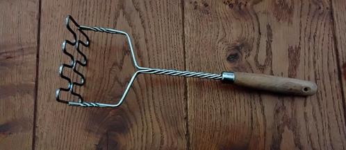Aardappelstamper met houten handvat - landelijk, brocant, Huis en Inrichting, Keuken | Keukenbenodigdheden, Gebruikt, Ophalen of Verzenden