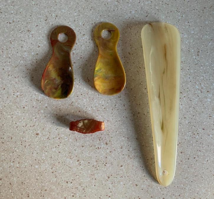 3 schoenlepels + 1 vingerdoekringetje - melanine/kunsthoorn, Verzamelen, Merken en Reclamevoorwerpen, Zo goed als nieuw, Gebruiksvoorwerp