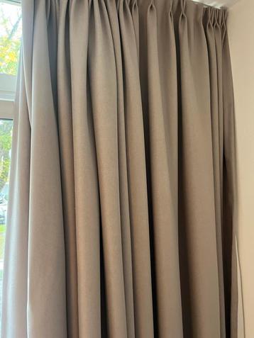 Beige Verduisterende Gordijnen beschikbaar voor biedingen