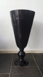 Super mooie zwarte glazen vaas op voet, Huis en Inrichting, Ophalen, Overige kleuren, 75 cm of meer, Glas