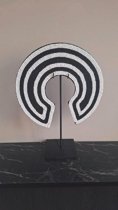 Zwart witte chique kralenketting op voet vakkenkast styling, Huis en Inrichting, Woonaccessoires | Overige, Nieuw, Ophalen of Verzenden