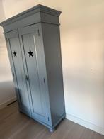 Massief blauwgrijze grenen houten kledingkast, Huis en Inrichting, Kasten | Kledingkasten, Ophalen, Gebruikt, 100 tot 150 cm, In elke deur een opening in de vorm van een ster.