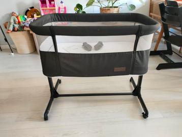 Novi Goodnight cosleeper inclusief matrasje beschikbaar voor biedingen