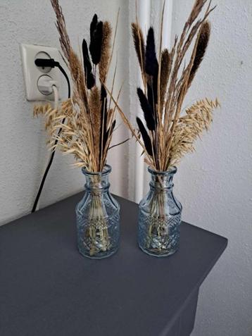 2 Vaasjes met droogbloemen beschikbaar voor biedingen
