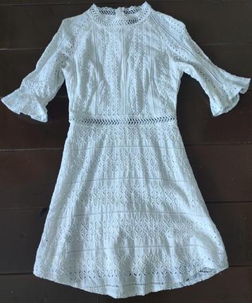 Wit crochet / gehaakt jurkje met ruffle mouw. beschikbaar voor biedingen