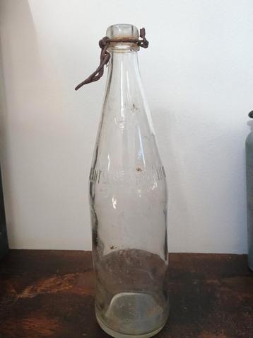 Oude glazen fles met beugelsluiting beschikbaar voor biedingen