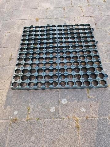 Sterke paddockplaten 50m² beschikbaar voor biedingen