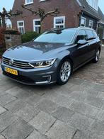 Volkswagen Passat Variant 1.4 gte pano leer trekhaak camera, Auto's, Zwart, 1600 kg, Te koop, 750 kg