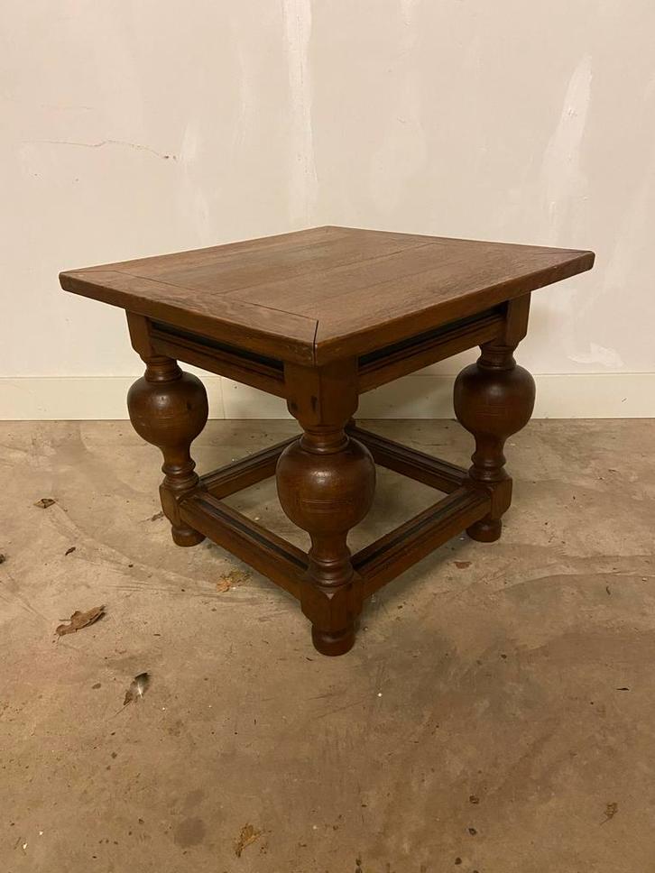 Antieke Neo-Renaissance Bijzettafel Eikenhout, Huis en Inrichting, Tafels | Bijzettafels, Gebruikt, Vierkant, Ophalen of Verzenden