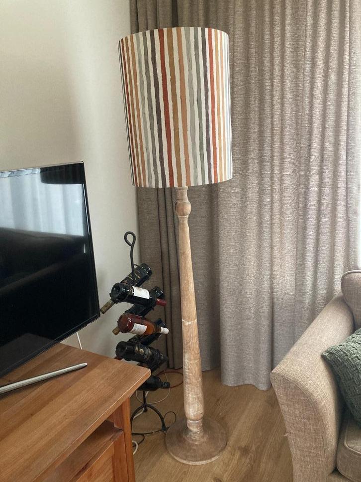 Stijlvolle staande lamp met houten voet en gestreepte kap, Huis en Inrichting, Lampen | Vloerlampen, Gebruikt, 150 tot 200 cm