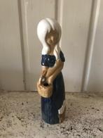 Vintage keramisch beeldje van meisje met mandje en bloemen., Ophalen of Verzenden