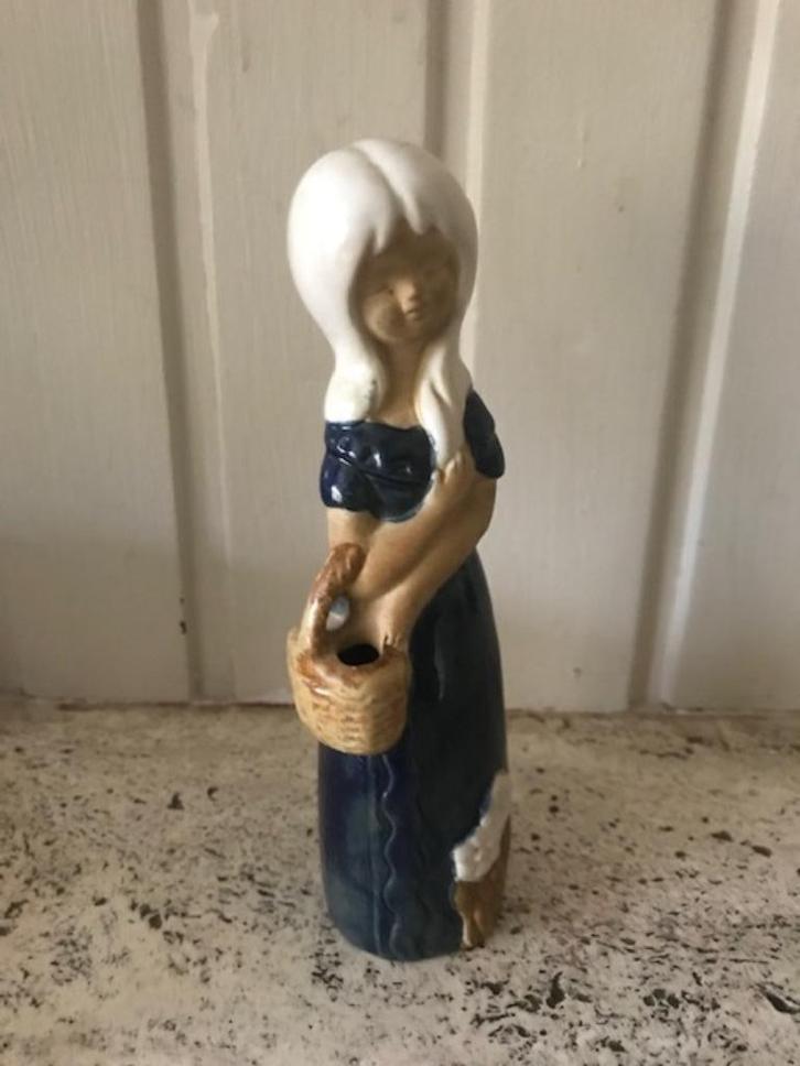 Vintage keramisch beeldje van meisje met mandje en bloemen., Antiek en Kunst, Kunst | Designobjecten, Ophalen of Verzenden