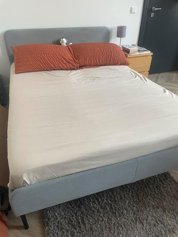 IKEA bedframe met matras, Huis en Inrichting, Slaapkamer | Bedden, Gebruikt, Tweepersoons, 140 cm, 200 cm, Stof, Grijs, Ophalen