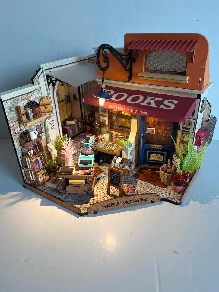 Rolife Corner Bookstore miniatuur met verlichting, Hobby en Vrije tijd, Modelbouw | Auto's en Voertuigen, Zo goed als nieuw, Overige typen