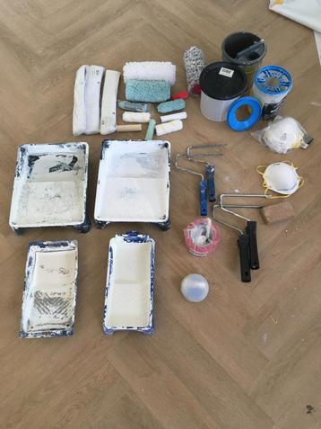 verfbakjes, rollers, plamuur, afplaktape beschikbaar voor biedingen