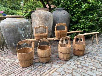 Oude houten emmer beschikbaar voor biedingen